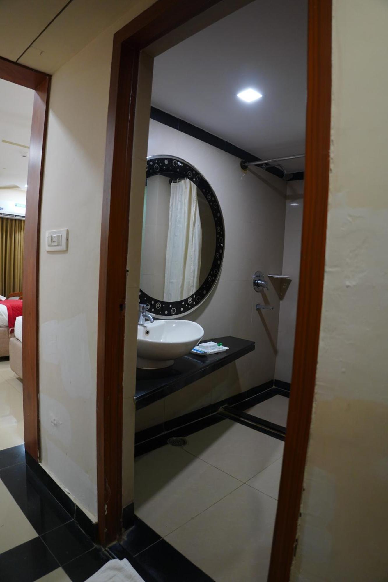Hotel Grand Nagarjuna By Konark Hotels Guntūr Buitenkant foto